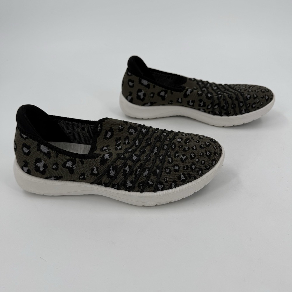 Clarks Cloudsteppers Women's 6.5 Leopard Knit Slip On Comfort Sneakers